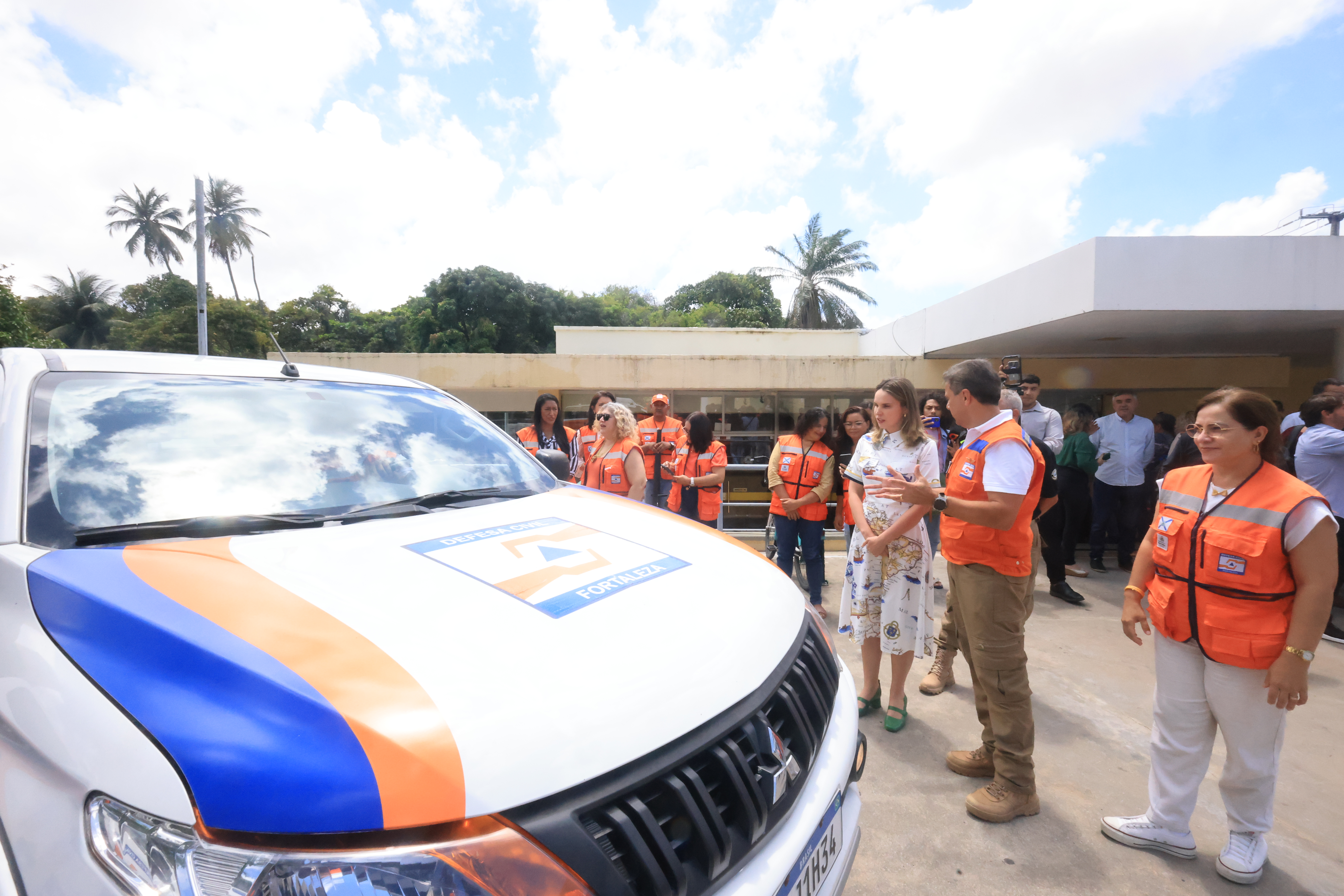vice-prefeita Gabriella e  tenente-coronel Haroldo Gondim ao lado de um carro da Defesa Civil 